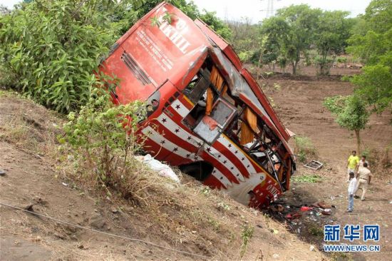 墨西哥重大交通事故致24人死亡，深度分析与反思