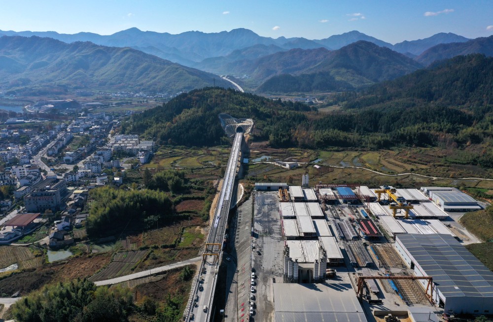 历史上的11月14日，黄山屯溪新篇章开启，学习变化铸就自信成就之光